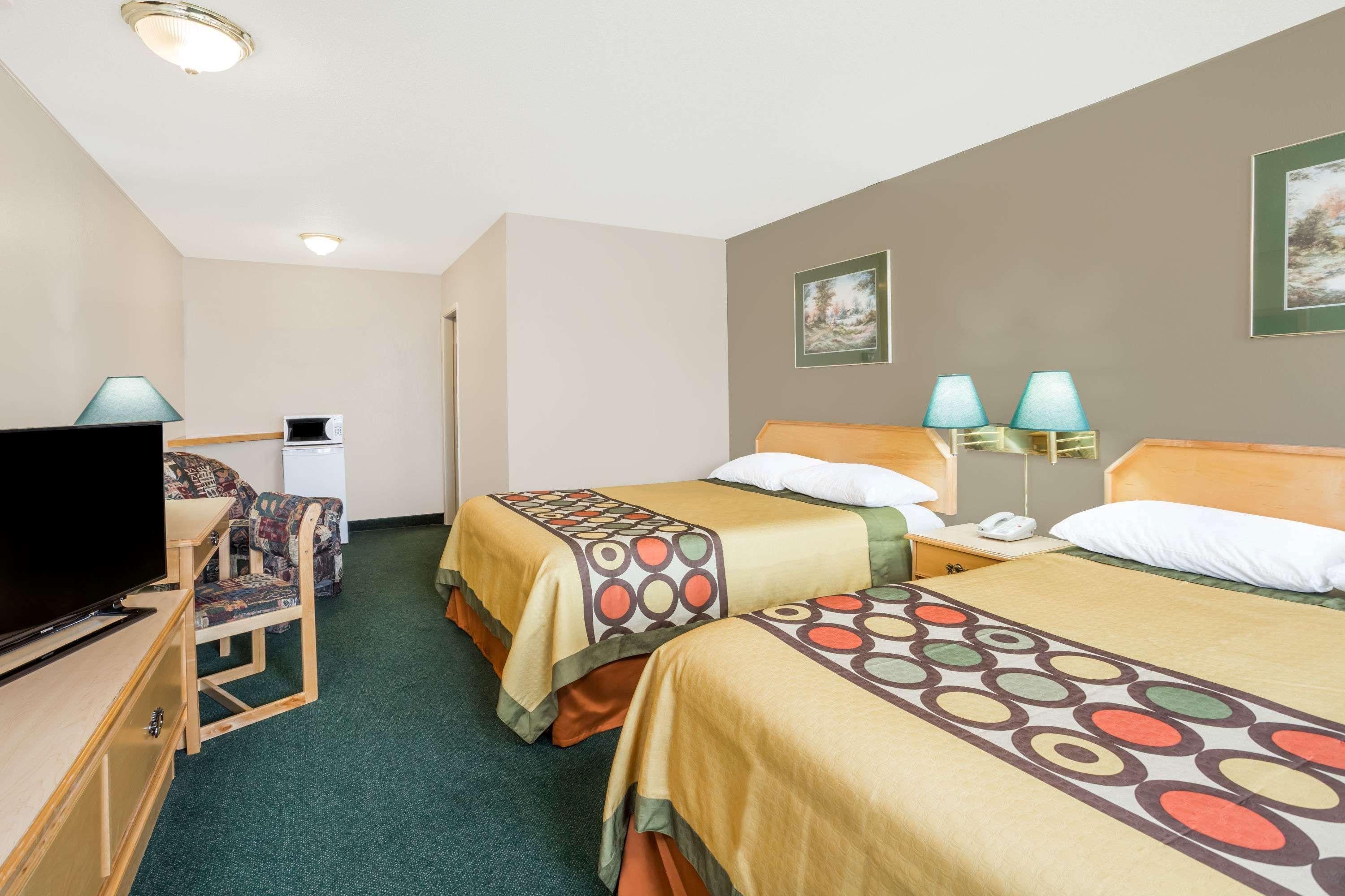 Super 8 By Wyndham Quesnel Bc Hotel Ngoại thất bức ảnh