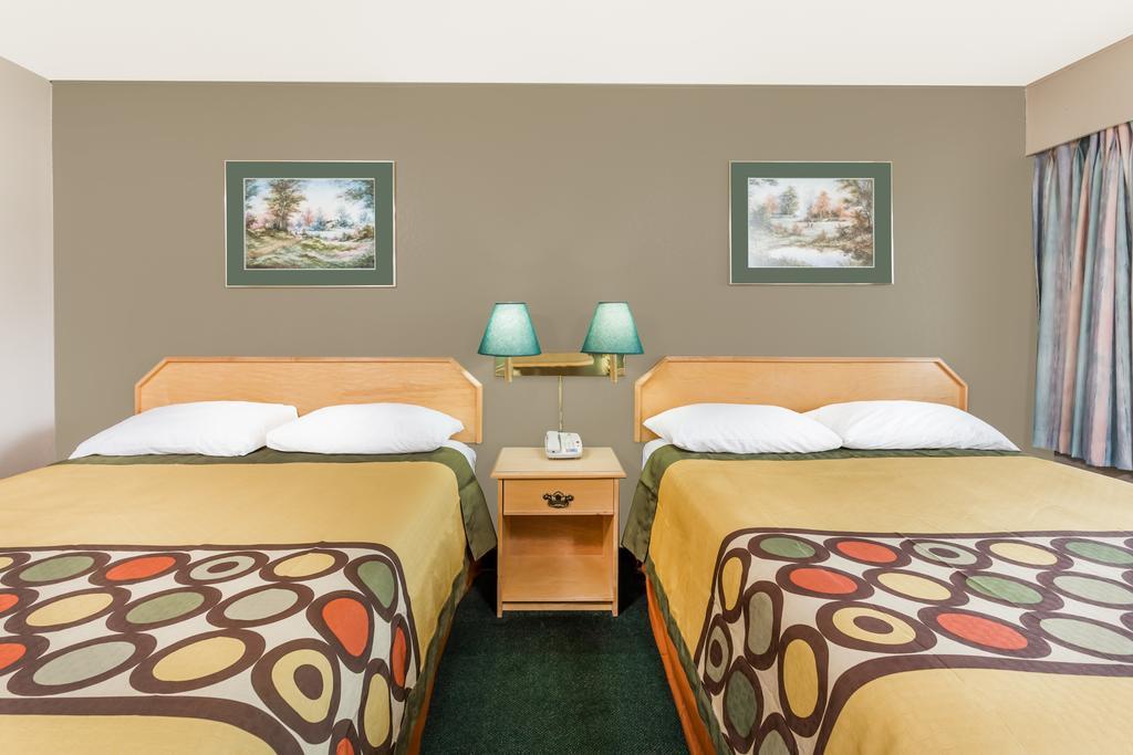 Super 8 By Wyndham Quesnel Bc Hotel Ngoại thất bức ảnh